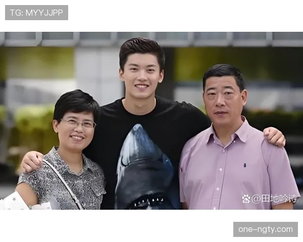 刚刷到汪顺戴破帽子排队买豆浆,手上那块表亮得不像同一人 刚刷到汪顺戴破帽子排队买豆浆,手上那块表亮得不像同一人