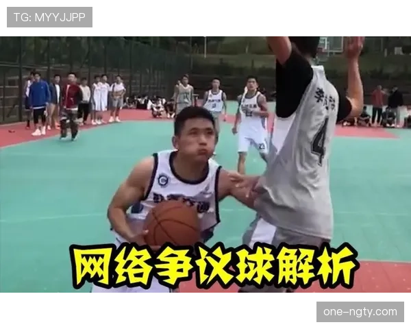 进攻犯规与阻挡犯规的判罚区别,看懂裁判手势 进攻犯规与阻挡犯规的判罚区别,看懂裁判手势